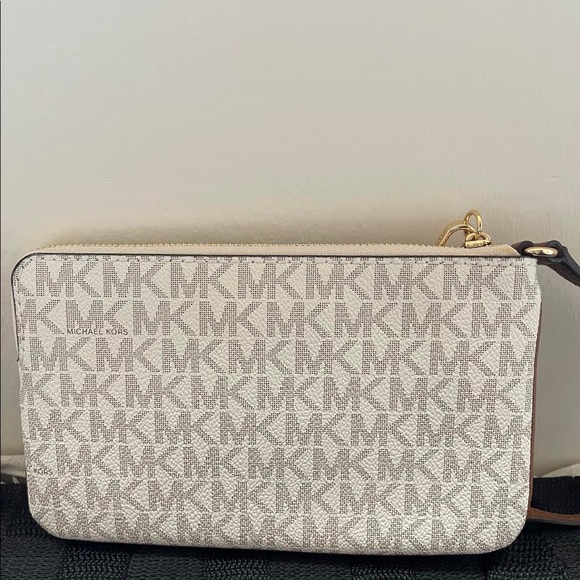 Michael Kors Logo Wristlet - Picture 2 of 4